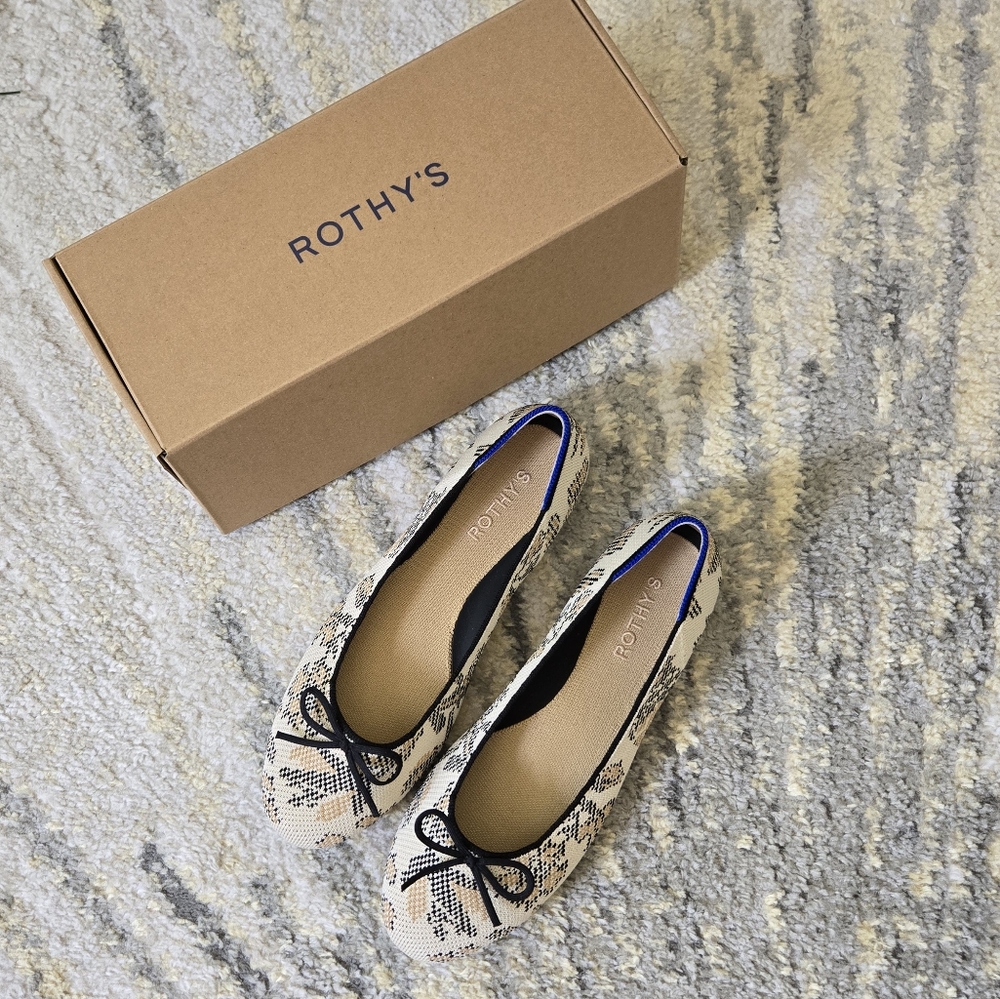 NEW Rothy's Women's Black and Cream Flats